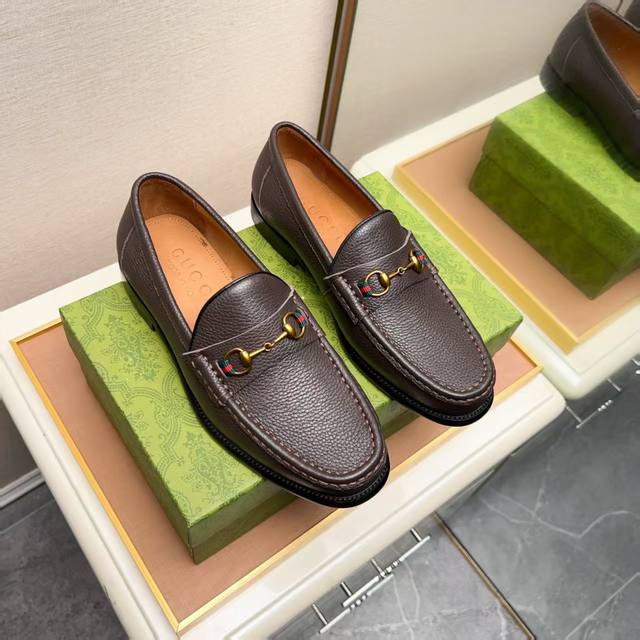 调工厂P价 男装男鞋 运动原单 Gucci 古奇 里 爆款豆豆鞋顶端品牌奢侈，顶级～质量 ，最新時尚豆豆鞋 ..鞋面選用原版头层牛皮制造. 全头层水染皮内里 。