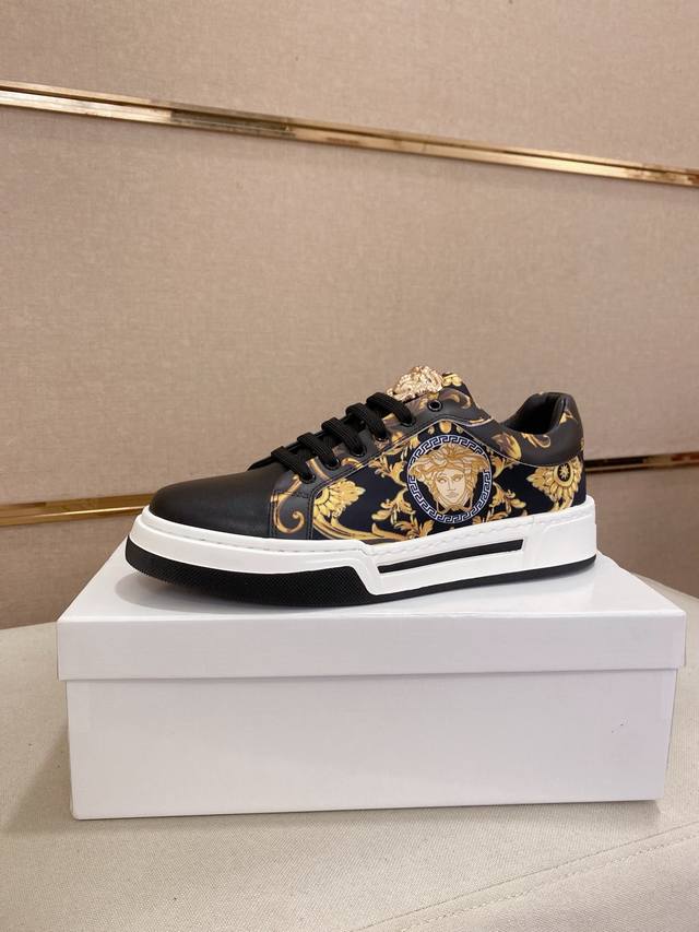 调工厂P价 男装男鞋 运动原单 新款Versace 范思哲 鞋面进口牛皮内里进口羊皮内里 。原版大底开模，每一位男士的身份衬托，上脚大气稳重高端定制专柜原版复刻