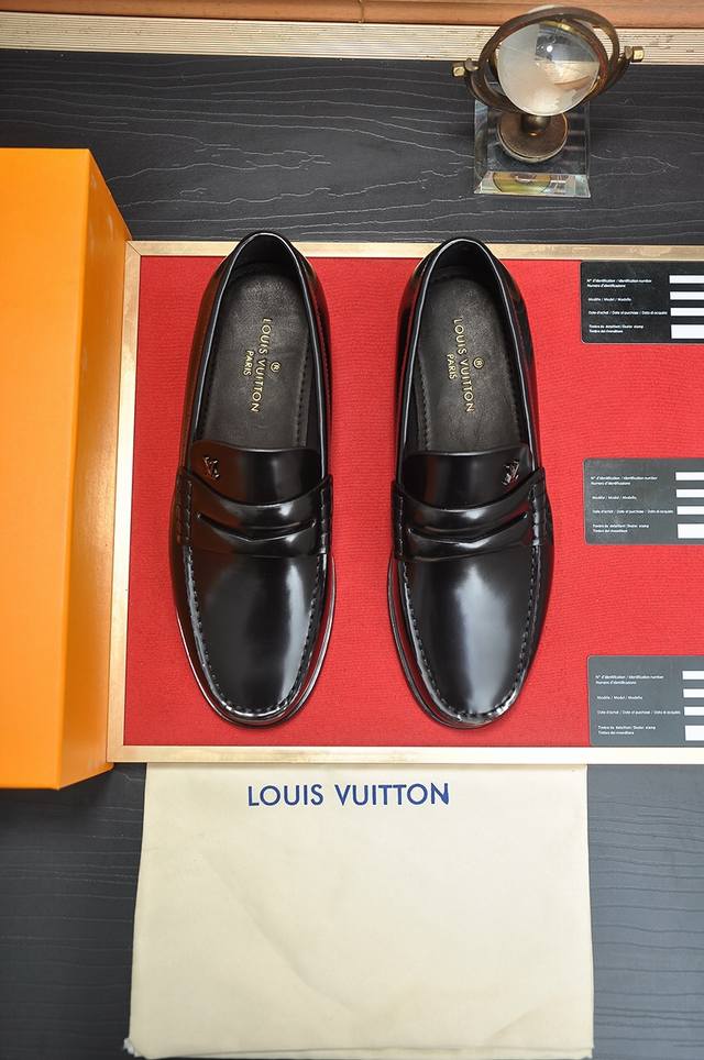 出厂价P Louis Vuitton 水染牛皮内里 Lv.路易威登官网同款 原单爆款 Lv原工厂P牛皮1：1原板 牛皮内里鞋面进口牛皮。身配件一比一开模 专柜品