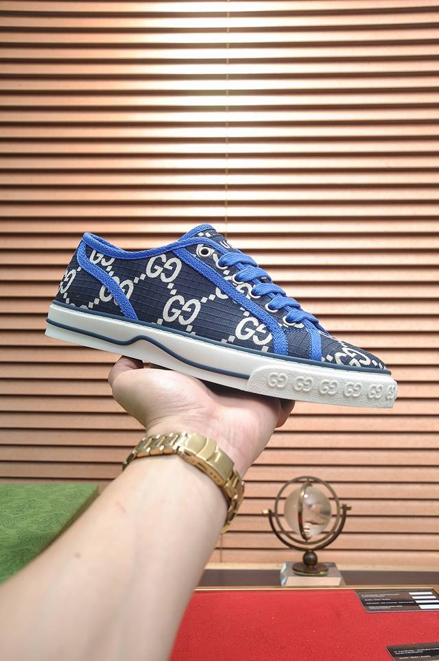 出厂价P Gucci 古奇 官网1:1运动男鞋火爆上市，采用原版古奇原厂布料再加官网原版1:1舒适大底。时尚百搭，着脚超舒适、透气！标准鞋码38 45 45定做