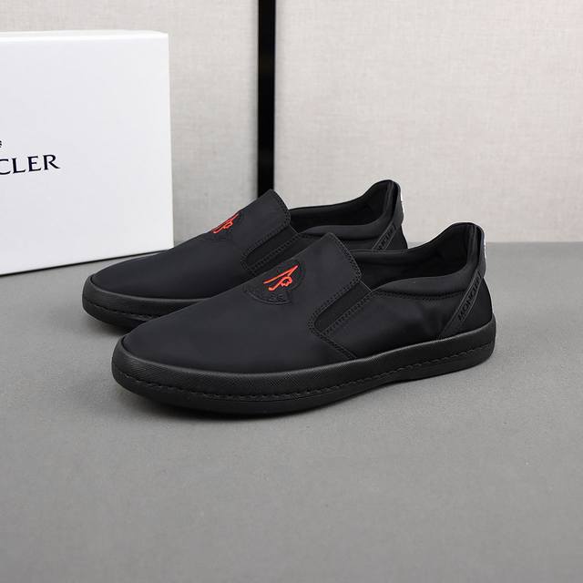 Moncler 蒙口 透气小布鞋，鞋面采用舒适透气布料，超轻软橡胶大底。男款39-44。
