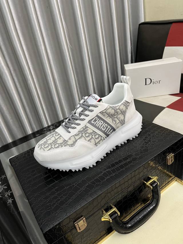 出厂价Pp： Dior 迪奥新款精心打造，引爆全场！不断创新的国际品牌 此款男士四季休闲鞋，原版版本，鞋面采用牛皮面料 ，皮垫脚真爆超轻大底， 码数：38-44