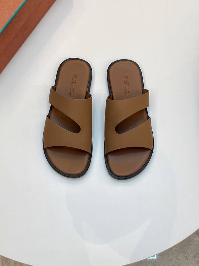 出厂价P Loro Piana 诺悠翩雅 ，Lp 炸街男神春夏拖鞋新品专柜同步，鞋面意大利进口牛皮面料，高品质拼接工艺，鞋底：原厂特供原版底，独家活动成型底超级