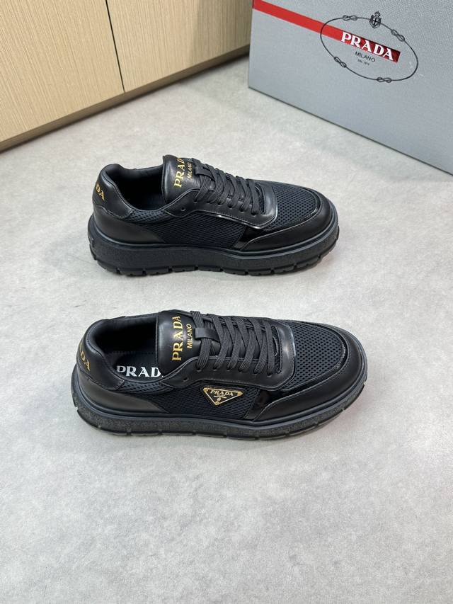 Prada 普拉达 -高端品质 原单休闲运动鞋 -鞋面：纳帕小牛皮、品牌镂空网帆布、鞋身品牌金属扣件、鞋舌后跟丝印品牌Logo -内里：水染牛皮 -大底：超轻T