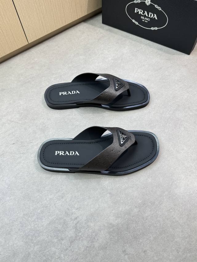 Prada 普拉达 -高端品质 原单休闲凉拖鞋 -鞋面：珍珠纹小牛皮、品牌金属扣件、手工右油边工艺 -内里：丝绸牛皮 -大底：超轻Tpu水台包丝绸牛皮 橡胶；组