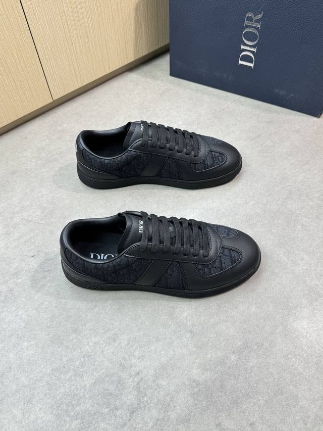 Dior 迪奥 -高端品质 原单休闲运动板鞋 -鞋面：原版丝绸小牛皮、品牌图腾布匹、内帮空压品牌Logo、鞋舌.后跟：丝印品牌Logo -内里：水染牛皮，垫脚；