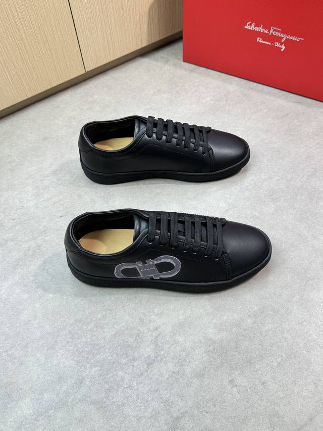 Ferragamo 菲拉格慕 -高端品质 原单休闲运动版鞋 -鞋面：进口纳帕小牛皮、包边工艺、鞋舌彩印品牌图腾 -内里：水染牛皮 -大底：超轻Tpr橡胶；成型大