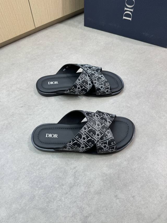 Dior 迪奥 -高端品质 原单休闲凉拖鞋 -鞋面：荔纹小牛皮、彩印高周波品牌图腾 -内里：水染小牛皮 -大底：超轻Tpu水台真皮 橡胶；组合成型大底 -超高品