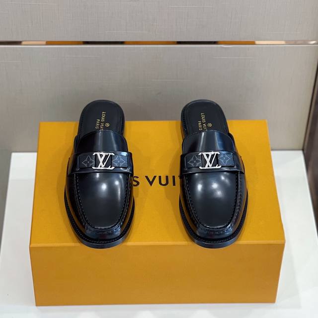 L家真皮大底凉拖 以标志性品牌经典元素呈现前卫构型，品牌字母点缀鞋面。漆面牛皮衬托金属质感，传统布雷克结构和手缝鞋面彰显精湛工艺。 漆皮牛皮鞋面+牛皮内里+真皮