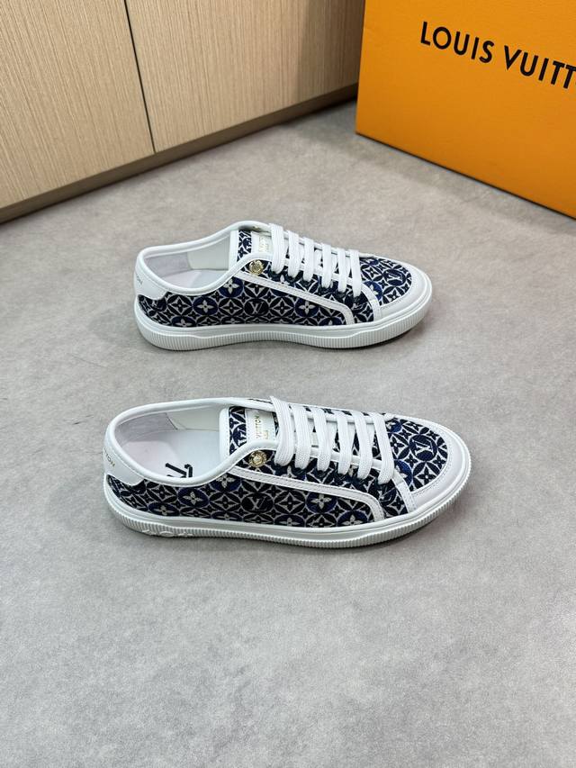 Louis Vuitton 路易威登 -高端品质 原单 情侣装 休闲运动板鞋 -鞋面：纳帕小牛皮、品牌图腾布匹、鞋舌.后跟；丝印品牌Logo -内里：水染牛皮，