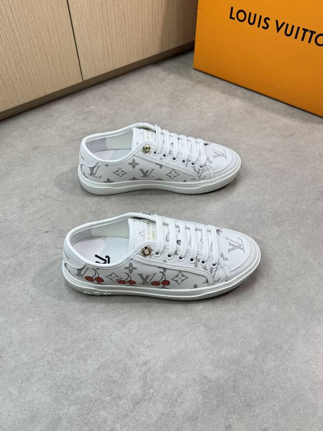 Louis Vuitton 路易威登 -高端品质 原单 情侣装 休闲运动板鞋 -鞋面：纳帕小牛皮、品牌图腾Pvc皮料、鞋舌.后跟；丝印品牌Logo -内里：水染
