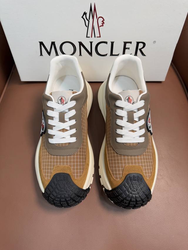 Moncler蒙口 男鞋运动鞋,进口透气网面、氯丁橡胶 各种材质拼接打造，鞋面采用鞋带和橡胶嵌件设计，后跟Moncler标志，大底采用Tpu+橡胶+高弹橡胶发泡