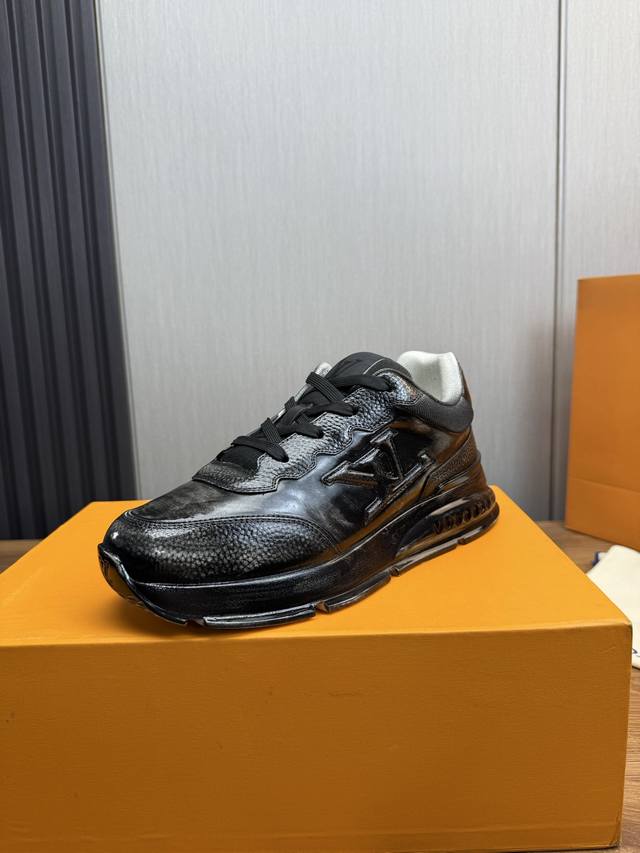 工厂P价 Lv.男鞋专柜爆款，官网同步，1:1高品质出货原版牛皮工艺.原厂原版底，38-45 38.45定做不退换