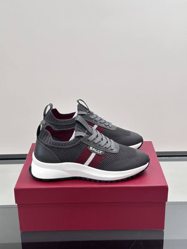 Bally25夏季巴利家最新款的男士休闲运动鞋，巴利经典红白红，经典配色。黑红简约大气 ，采用进口飞织面料制作，简约、舒适、透气 橡胶雪花防滑底，拥有超强抓地力