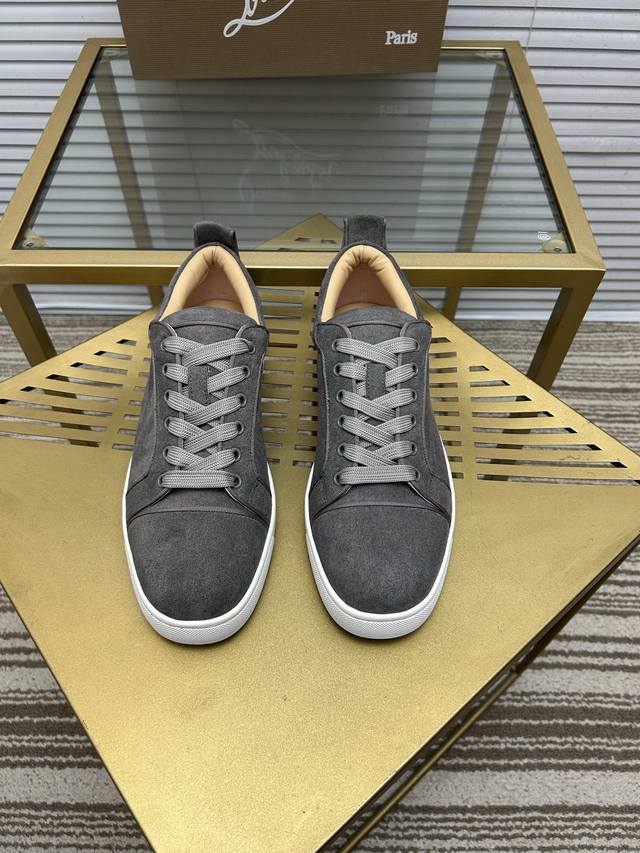现货供应支持退换 出厂价P 。Christian Louboutin Cl红底鞋 专柜系列，情侣休闲板鞋 独家热款发布活动乳胶垫脚成品大底车线 女35-40#男