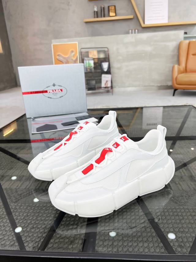 元 38-45 Prada 普拉达新款男士真皮运动鞋，市面最高版本 、欢迎任意对比！原版皮料质感极佳，超上档次！意大利进口胎羊网内里，可拆式垫！奢华用料、精细做