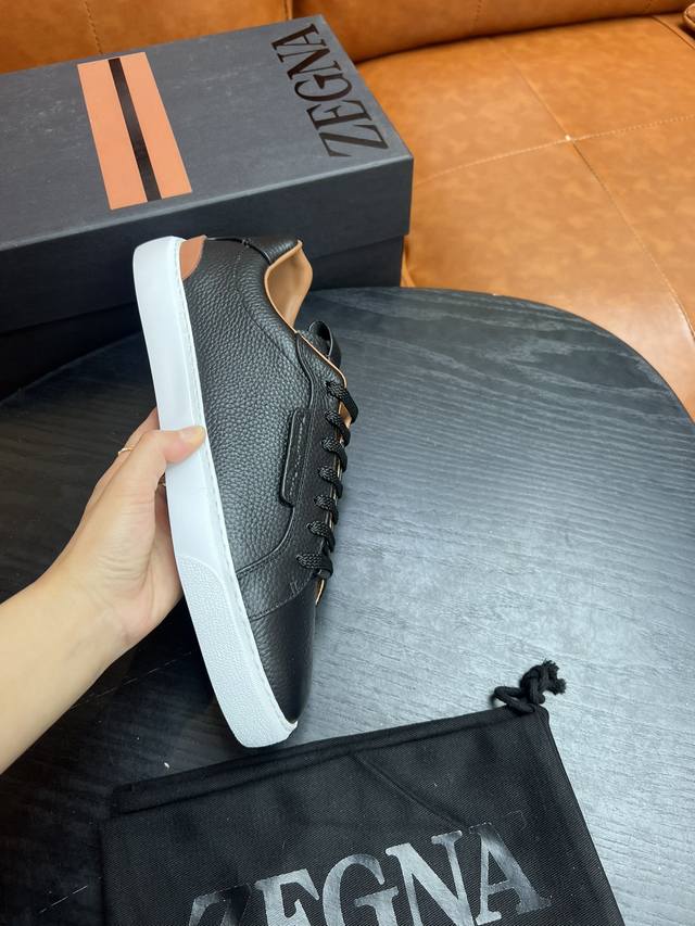Ermenegildo Zegna 杰尼亚 系带男士休闲板鞋此 Triple Stitch 运动鞋由荔枝纹小牛皮制成，鞋身外腰压印品牌名称，Ip超轻鞋底缝线鲜明