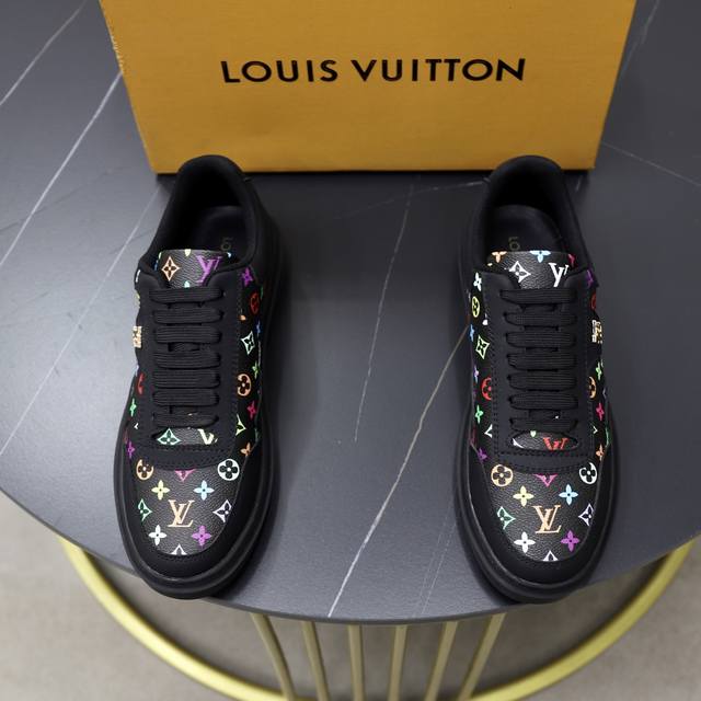 品牌：Lv路易威登 标准码：38-44 45订做 等级：官网同款 材料：原版材料拼接 舒适透气内里 轻便耐磨运动大底 款式类别：男士时尚休闲鞋 跑步 运动鞋 尊
