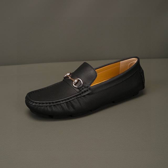 实价 ，品牌Gucci，古奇官方同步豆豆套脚鞋～四季潮鞋 专柜品质，古奇1:1优质做工，鞋面:进口荔枝纹牛皮、全真透气羊里 拒绝掉色 时尚懒人商务风设计，休闲乐