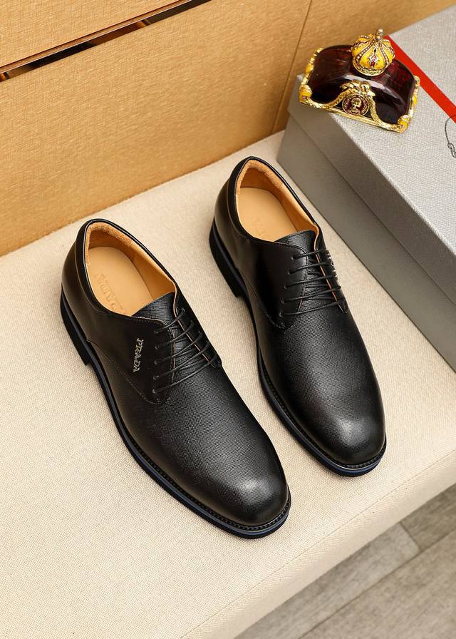 商品商标：Prada 普拉达 商务皮鞋 正码码数: 39-44 38.45.46.47订制 商品材料：精选 进口头层十字纹小牛皮鞋面，进口水染牛皮内里。强烈立体
