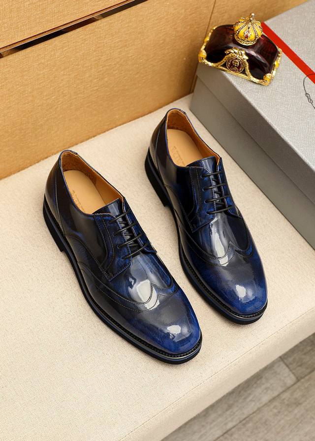 商品商标：Prada 普拉达 商务皮鞋 正码码数: 39-44 38.45.46.47订制 商品材料：精选 进口头层开边珠小牛皮鞋面，进口水染牛皮内里。强烈立体