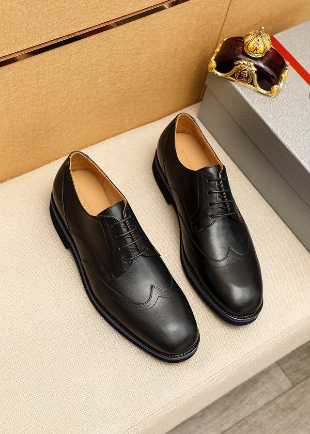 商品商标：Prada 普拉达 商务皮鞋 正码码数: 39-44 38.45.46.47订制 商品材料：精选 进口头层小牛皮鞋面，进口水染牛皮内里。强烈立体视觉效