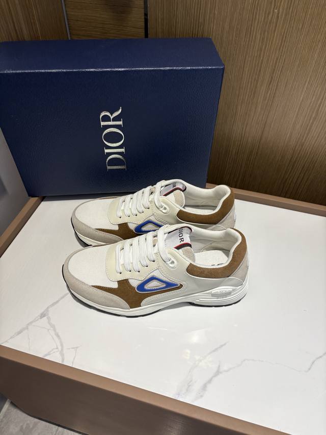 Dio* 迪奥 B30系列运动鞋，多色网眼织物和多色色科技面料 ,本季全新推出的这款 B30 低帮运动鞋是该系列的旗舰款式之一。采用多色网眼织物和科技面料精心制