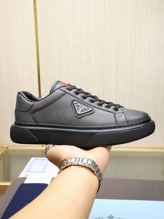 Prada 普拉达 男士新款休闲鞋，这款鞋面采用进口小牛皮+羊里！外侧饰以P家经典金属三角珐琅徽标，大底采用防滑运动发泡超轻大底，上脚脚感很好，洋气时髦单品！