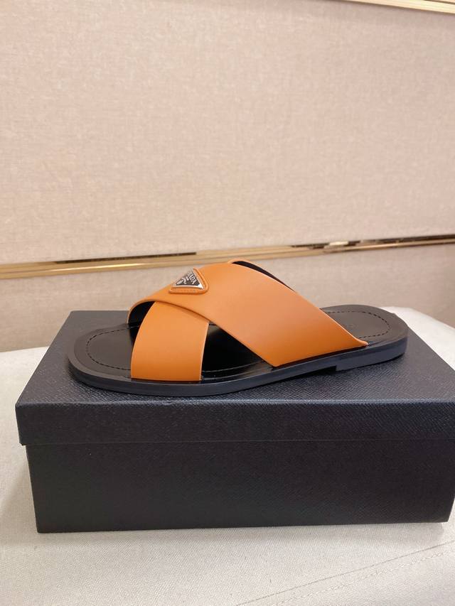 Prada 拖鞋 顶级代购 男士春夏拖鞋专柜同步 鞋面意大利进口牛皮搭，标志图形高品质工艺，鞋底：原厂特供原版底，独家活动成型底超级舒适，原厂跟单货，高品质，可
