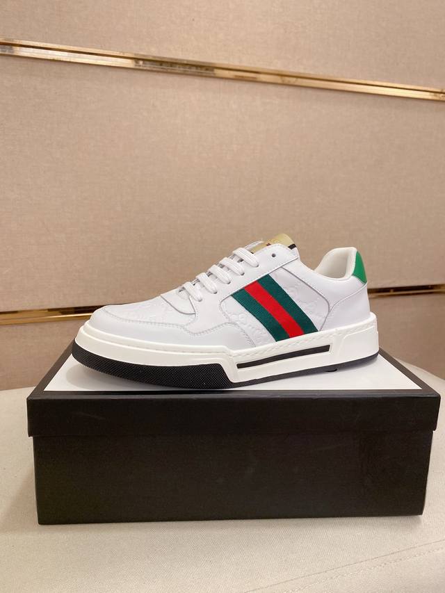 出厂价P Gucci 古奇 男士最新系列休闲便鞋！官网1：1打造。鞋面采用进口优质牛皮，内里采用优质羊皮内里柔软舒适。挑剔的选料精致的做工给您最好的享受。码数：