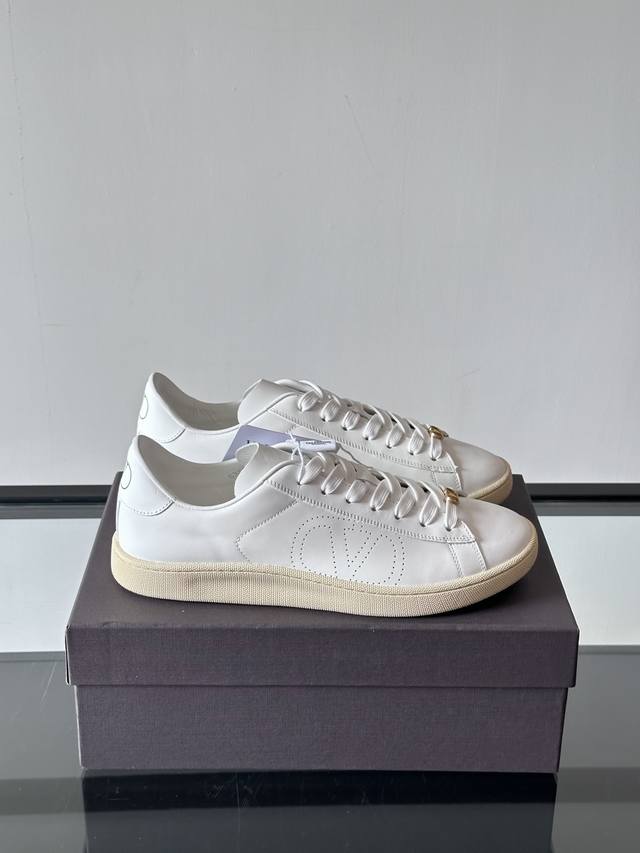 Valentino 2025 华伦天奴新款简约款小白鞋 四季可穿 小牛皮材质舒适透气 质感在线 这双鞋的小牛皮可以做到极致的柔软 在追求美观的同时 上脚也太舒服