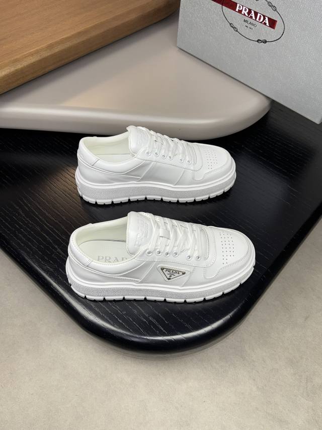 Prada 普拉达 -高端品质 原单休闲运动鞋 -鞋面：纳帕小牛皮、鞋身品牌金属扣件、鞋舌后跟空压品牌Logo -内里：水染牛皮 -大底：超轻Tpu发泡 橡胶；