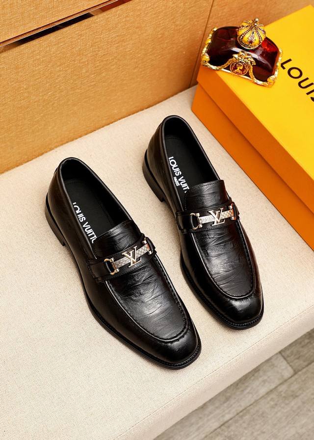 商品商标：Louis Vuitton 路易威登 休闲皮鞋 正码码数: 38-44 45.46订制 商品材料：精选 进口头层小牛皮压花鞋面+奢华五金扣，进口头层牛