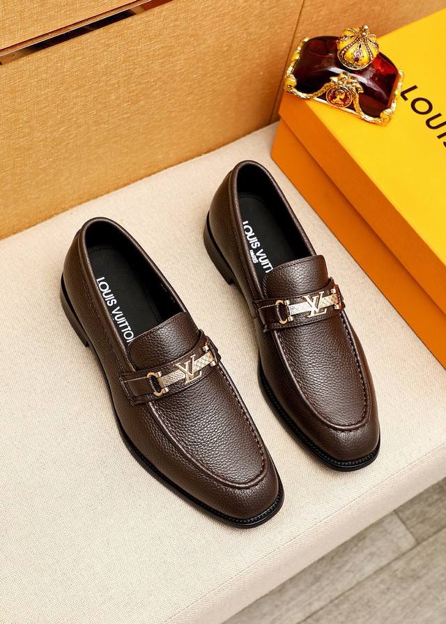 商品商标：Louis Vuitton 路易威登 休闲皮鞋 正码码数: 38-44 45.46订制 商品材料：精选 进口头层荔枝纹小牛皮鞋面+奢华五金扣，进口头层
