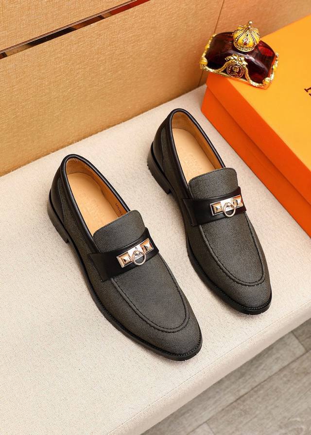 商品商标：Hermes 爱马仕 休闲皮鞋 正码码数: 38-44 45.46.47订制 商品材料：精选 进口布料鞋面+经典五金扣，进口水染牛皮内里。强烈立体视觉