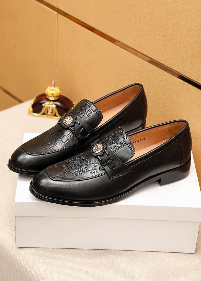 商品商标：Versace 范思哲 休闲皮鞋 正码码数: 38-44 45.46.47订制 商品材料：精选 进口头层小牛皮压花鞋面+奢华五金扣，进口水染牛皮内里。