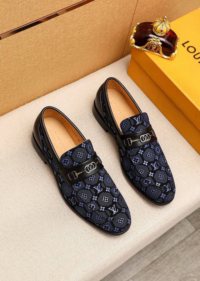 商品商标：Louis Vuitton 路易威登 休闲皮鞋 正码码数: 38-44 45.46.47订制 商品材料：精选 进口胶料印花鞋面+奢华五金扣，进口头层牛