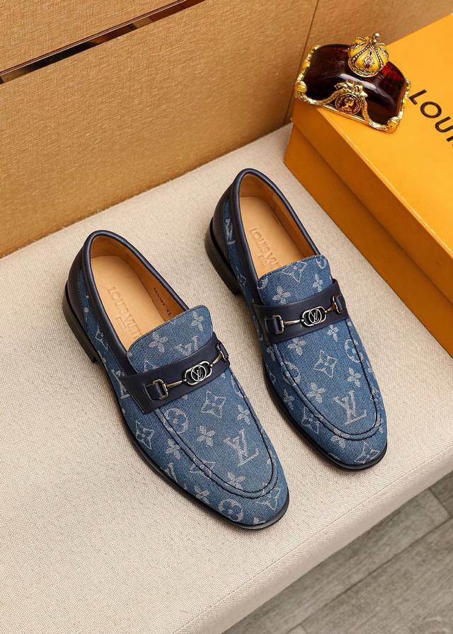 商品商标：Louis Vuitton 路易威登 休闲皮鞋 正码码数: 38-44 45.46.47订制 商品材料：精选 进口布料压花鞋面+奢华五金扣，进口头层牛