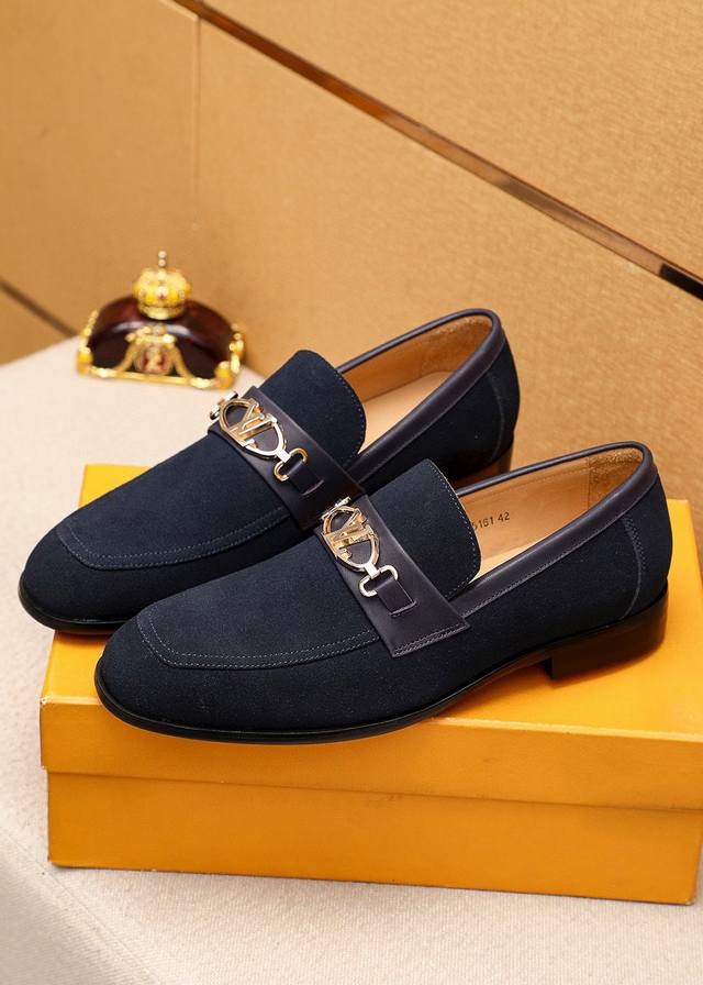 商品商标：Louis Vuitton 路易威登 休闲皮鞋 正码码数: 38-44 45.46.47订制 商品材料：精选 进口头层磨砂牛皮鞋面+奢华五金扣，进口头
