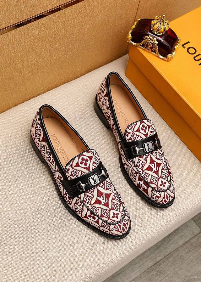 商品商标：Louis Vuitton 路易威登 休闲皮鞋 正码码数: 38-44 45.46.47订制 商品材料：精选 进口布料鞋面+奢华五金扣，进口头层牛皮内
