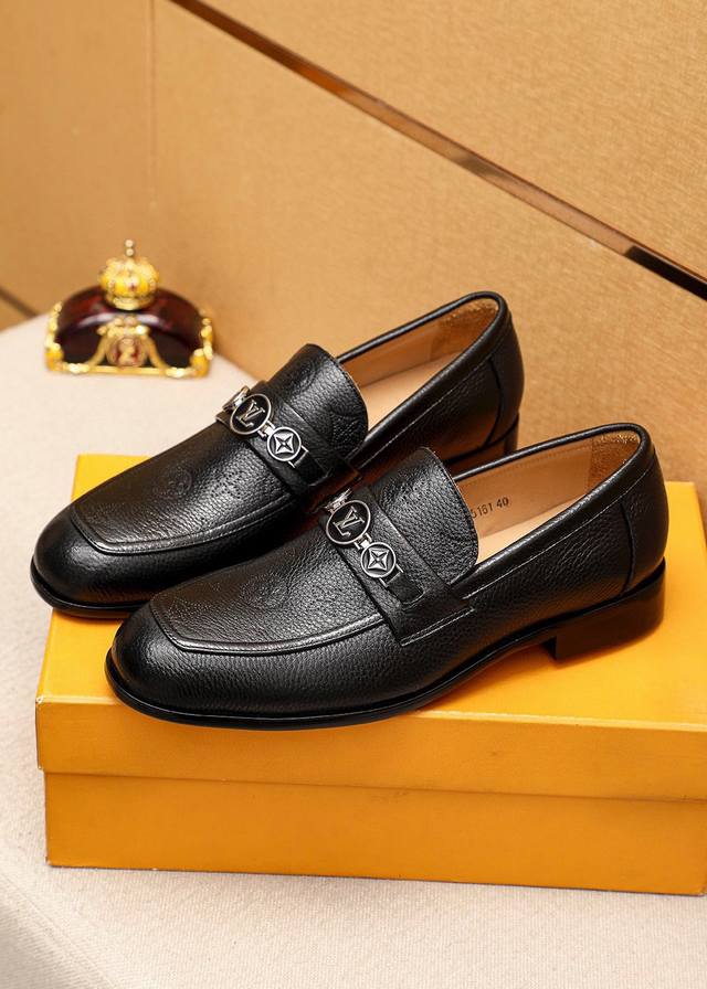 商品商标：Louis Vuitton 路易威登 休闲皮鞋 正码码数: 38-44 45.46.47订制 商品材料：精选 进口头层荔枝纹牛皮压花鞋面+奢华五金扣，