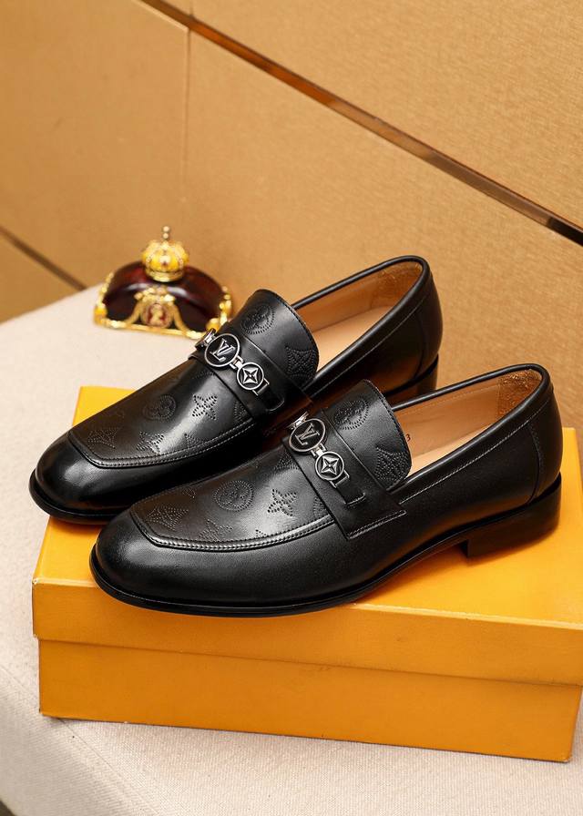 商品商标：Louis Vuitton 路易威登 休闲皮鞋 正码码数: 38-44 45.46.47订制 商品材料：精选 进口头层牛皮压花鞋面+奢华五金扣，进口头