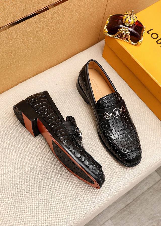 商品商标：Louis Vuitton 路易威登 休闲皮鞋 正码码数: 38-44 45.46.47订制 商品材料：精选 进口头层小牛皮鞋面+奢华五金扣，进口头层