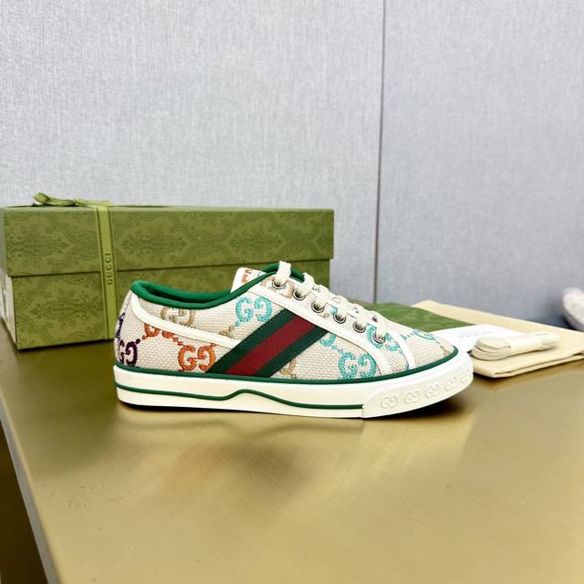P直销 Gucci 古奇 最新款经典款1977低帮双G帆布鞋，原版购入，1：1开发，原版套楦工艺。 尺码：35-45 45定做不退换，先款。。 新版全套包装