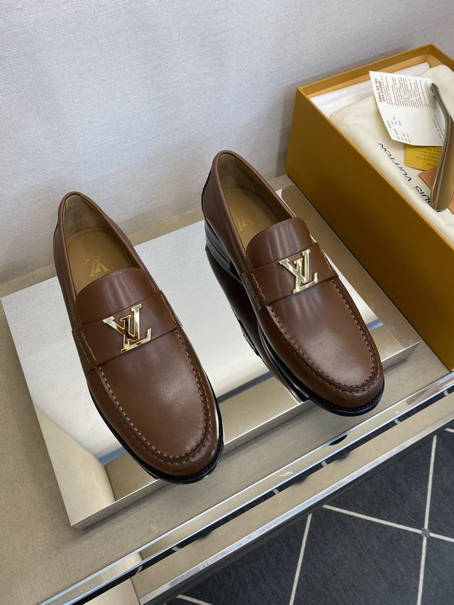 L*V 独家高品 时尚正装皮底 正码：39一44， 6.5一9 ： 经典款小皮鞋型！货！ 重金打造模版小牛皮，并非市场现成材普通材料！ 顶级手工艺 意大利全面进