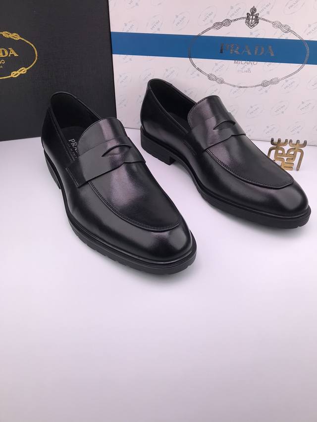 Prad* 软头层牛皮 软底软面 休闲皮鞋 头层牛皮 皮质柔软 皮纹清晰 色泽均匀 质感强 羊皮内里 橡胶软底 柔软 轻便 脚感好 久穿不累 真材实料 品质三包