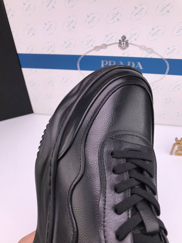 Prad* 胎牛摔纹 超轻厚底 高品质运动休闲鞋 进口胎牛摔纹皮 全折边工艺 皮质柔软 裹脚舒适，皮纹清晰细腻 色泽均匀自然 质感强 高品质运动底 超轻超软 脚