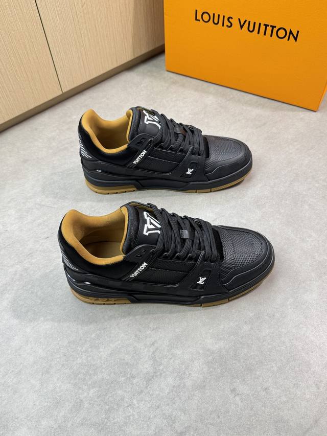 Louis Vuitton 路易威登 -高端品质 原单休闲运动鞋 -鞋面：进口品牌图腾Pvc皮料、车缝品牌塑胶标识、丝印品牌Logo -内里：品牌帆布 -大底：