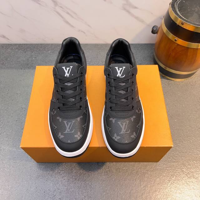 高品质 经典休闲款路易威登 Lv 原版完美复刻奢华时尚的高端产品完美的楦型加上顶级的手工制作，使得本款鞋子立马形成了一股浓郁的贵族气息。进口头层牛皮+Lv品牌格
