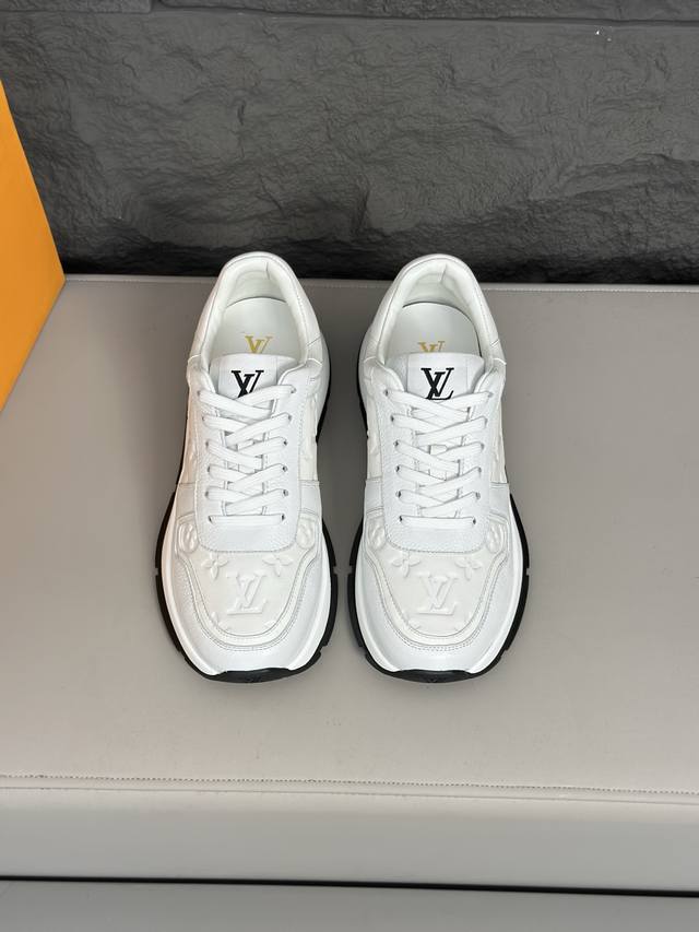 Louis Vuitton 路易威登 -高端品质 原单休闲运动鞋 -鞋面：荔纹小牛皮、纳帕小牛皮空压品牌图腾、鞋舌；品牌Logo布标 -内里：水染牛皮 -大底：